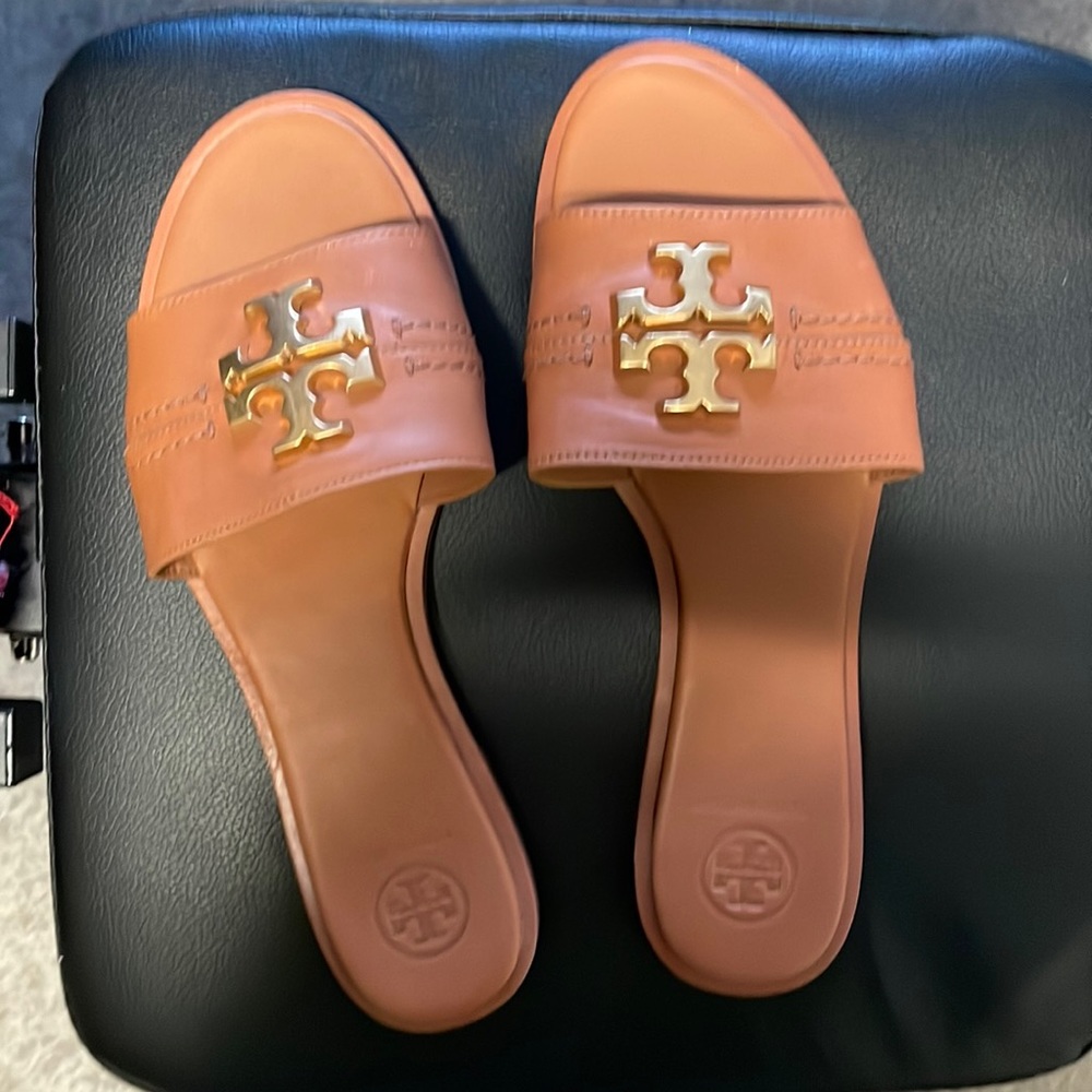 Tory Burch everly slide used once in like new condition